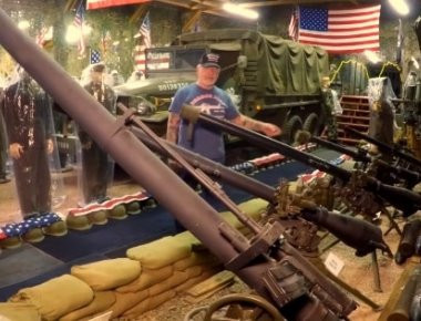 Ο άνθρωπος με τα περισσότερα όπλα στην Αμερική! (φωτό, βίντεο)